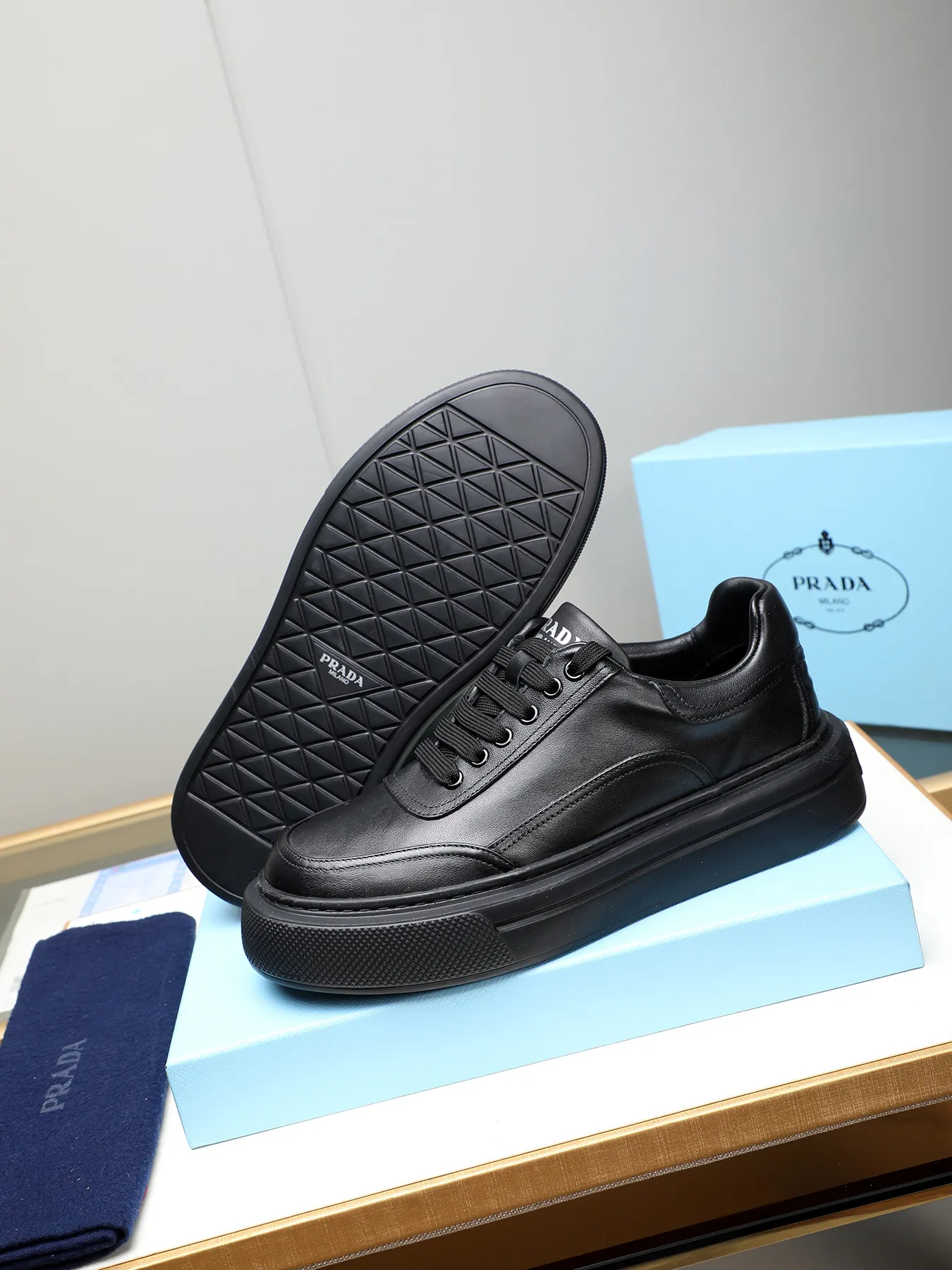 Men's shoes 💰500 Prada/Prada Men's new casual shoes, this upper is made of imported calfskin. The outside is decorated with the P family's classic metal triangle enamel logo, with cowhide lining and cowhide for the foot pads. The outsole is made of non-slip sports exclusive rubber outsole with logo, which feels good on the feet. It is a fashionable and fashionable item!  Size: 38-44 (45 customized)